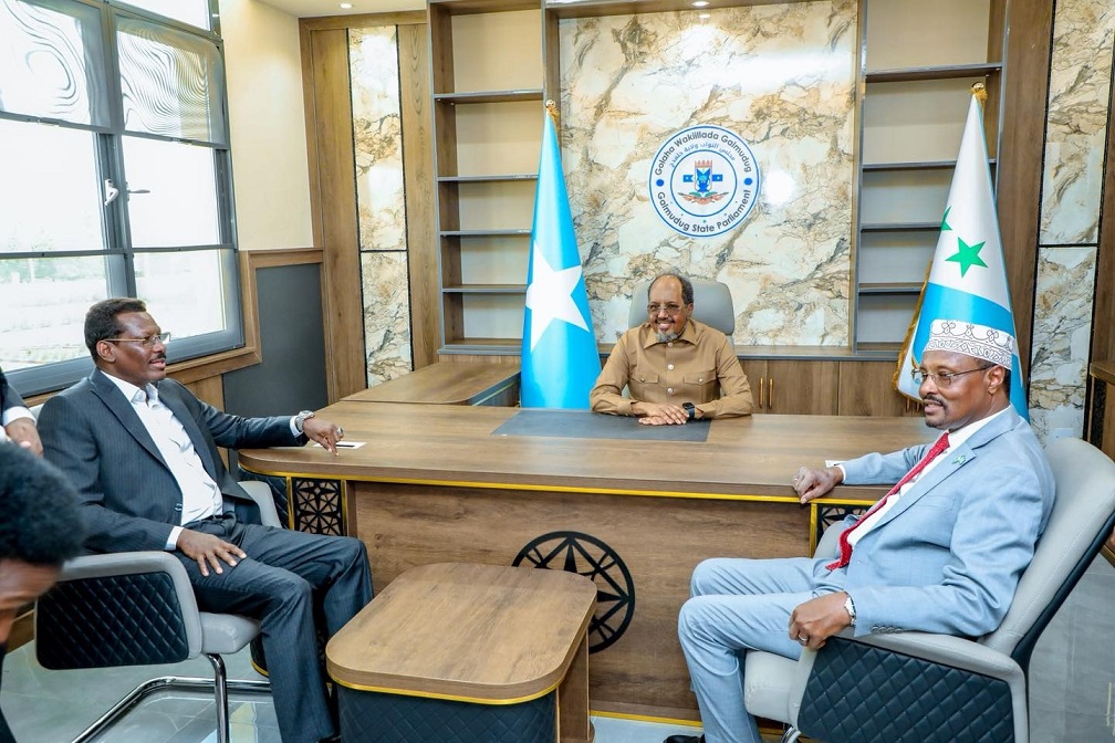 Qoorqoor Madaxweyne Xasan Sheekh iyo Gudoomiyaha Baarlamaanka Galmudug.jpg